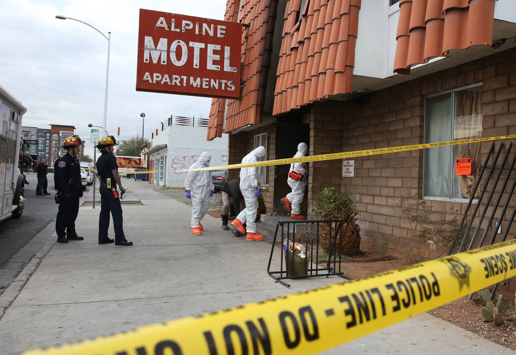 Investigadores reúnen pruebas en los apartamentos del Motel Alpine en Las Vegas el martes, 14 ...