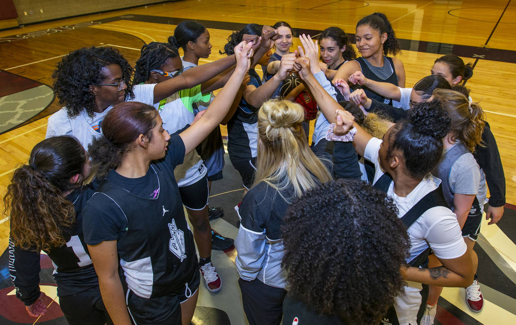 Head coach Laurie Evans, center, comes together with her players during a Desert Oasis girl's b ...