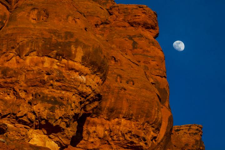 The moon rises over the mountains in St. George. (Benjamin Hager/Las Vegas Review-Journal) @ben ...