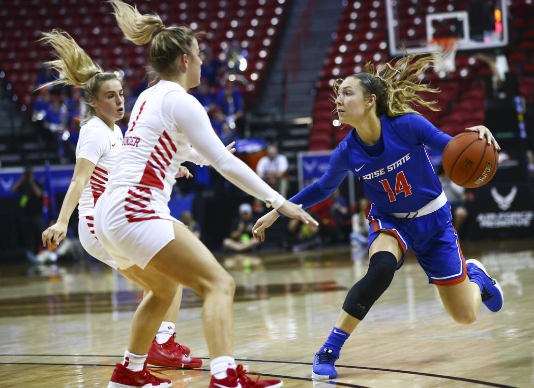 Boise State Broncos' Braydey Hodgins (14) drives to the basket against Fresno State Bulldogs' H ...