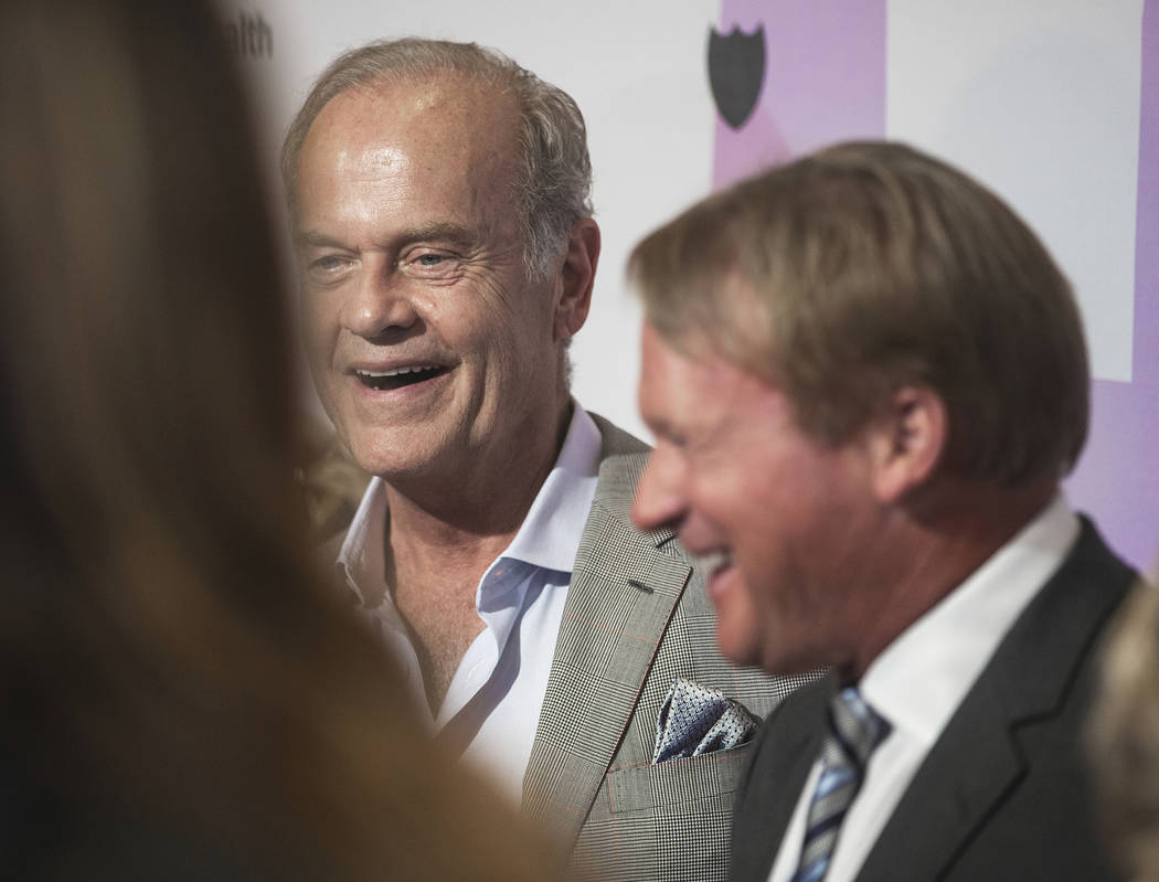 Raiders head coach John Gruden, right, talks with Kelsey Grammer on the red carpet during the 2 ...