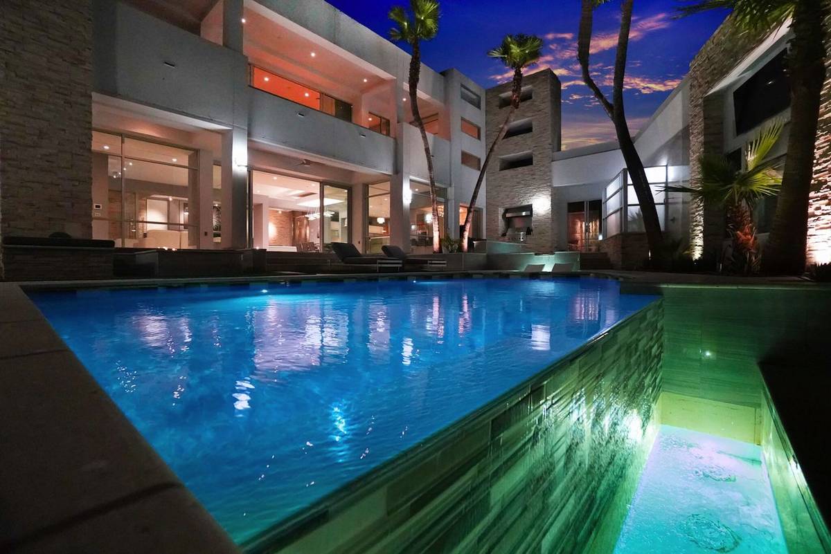The pool. (Luxurious Real Estate)