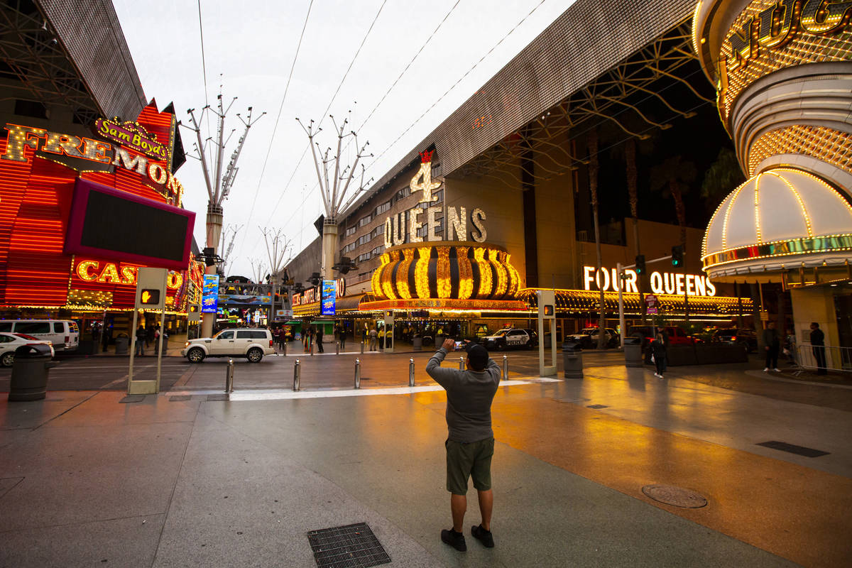 Las Vegas casinos go dark ahead of coronavirus shutdown — VIDEO ...