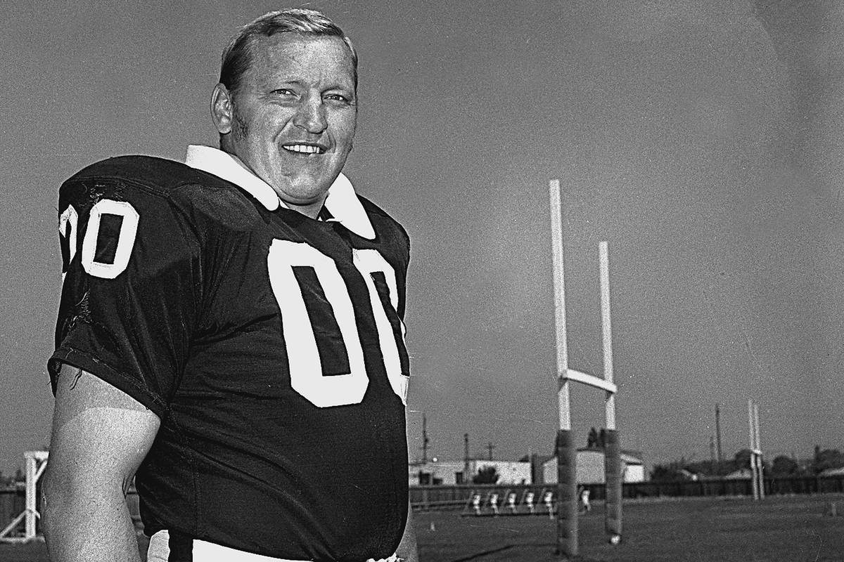 Jim Otto, center for the Oakland Raiders, poses on Aug. 15, 1970. (AP Photo)