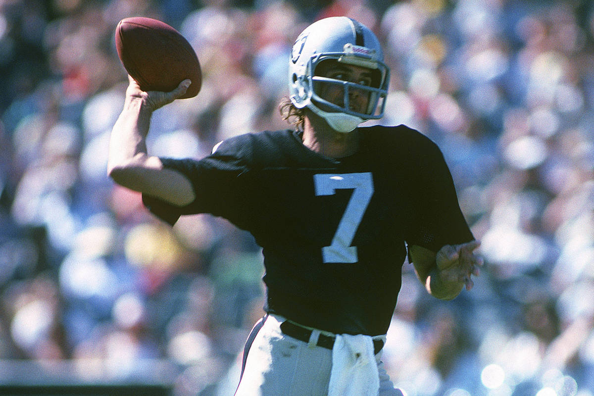 Oakland Raiders quarterback Dan Pastorini (7) throws a pass during an NFL game against the Wash ...