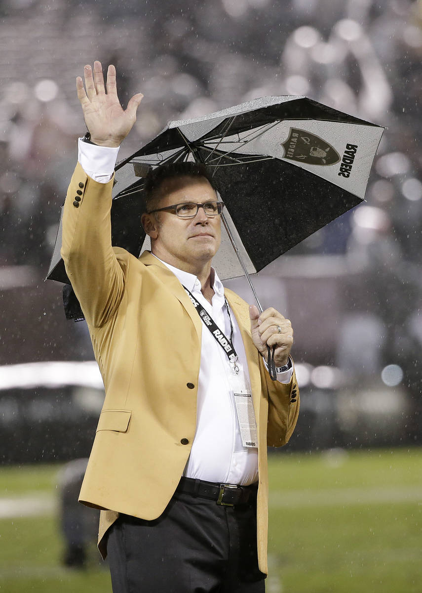 Former Los Angeles Raiders defensive lineman Howie Long waves during a Hall of Fame ceremony fo ...