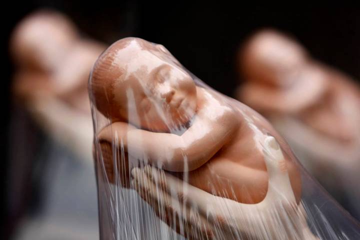 ARCHIVO - En esta foto del 8 de septiembre de 2008, estatuas de bebés envueltos en plástico s ...