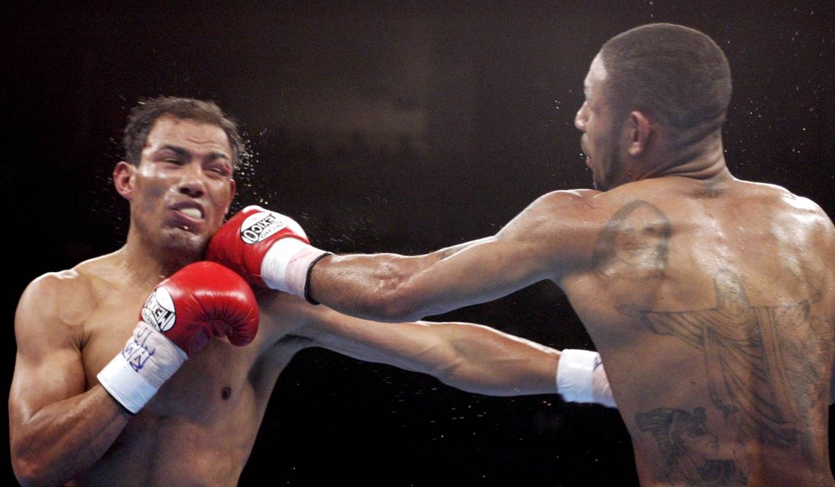 Diego Corrales punches Jose Luis Castillo during their WBC/WBO Lightweight Championship champio ...