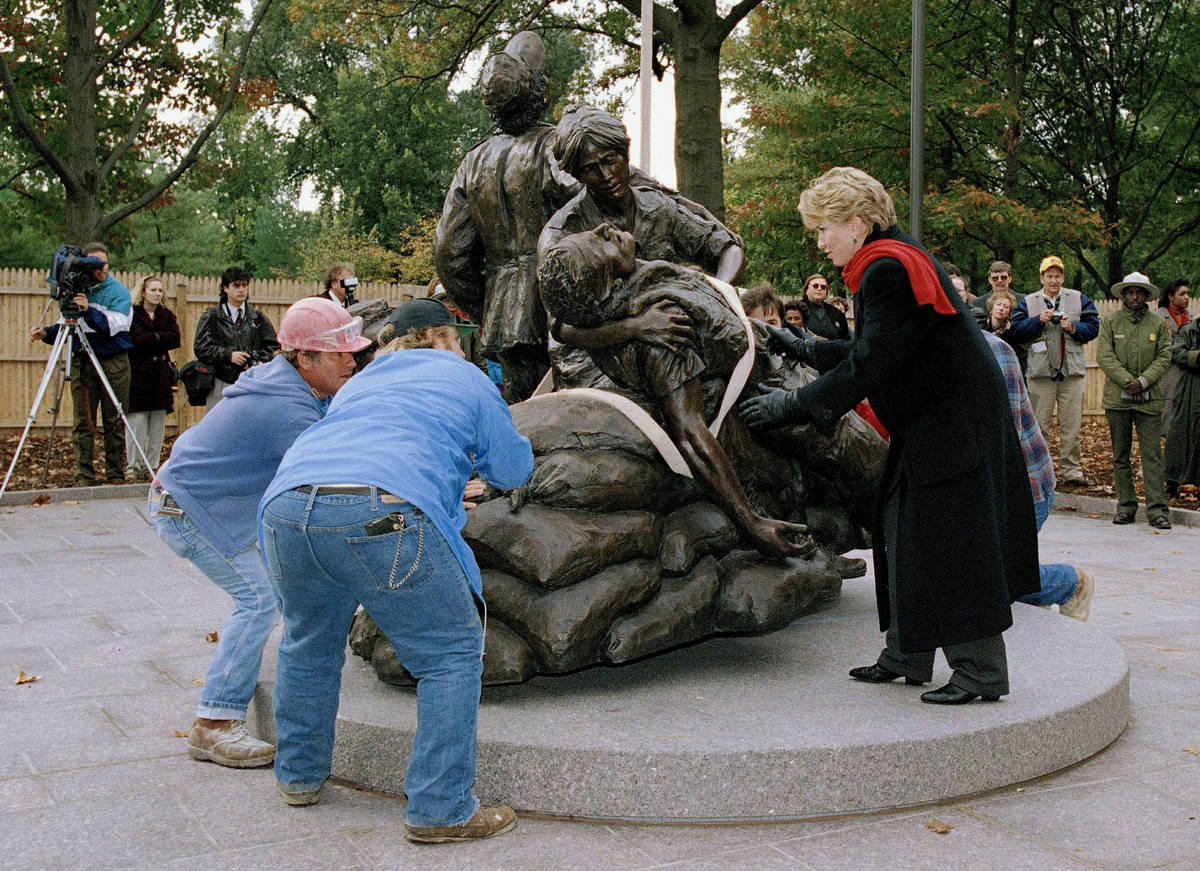 FILE - In this Nov. 1, 1993, file photo, sculptor Glenna Goodacre, right, helps workers guide t ...