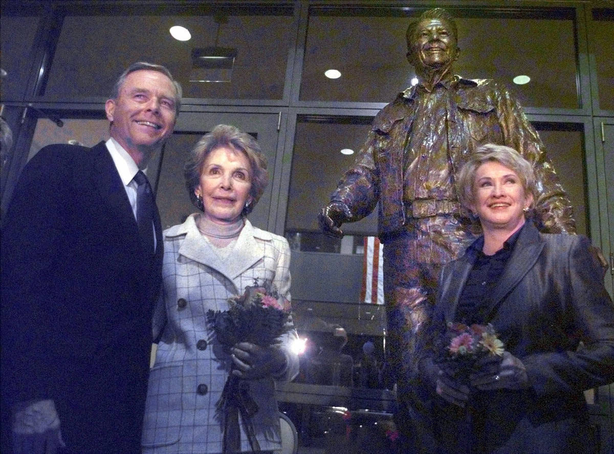 FILE - In this Nov. 19, 1998, file photo, California Gov. Pete Wilson, left, Nancy Reagan and s ...