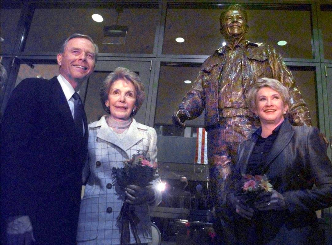 FILE - In this Nov. 19, 1998, file photo, California Gov. Pete Wilson, left, Nancy Reagan and s ...