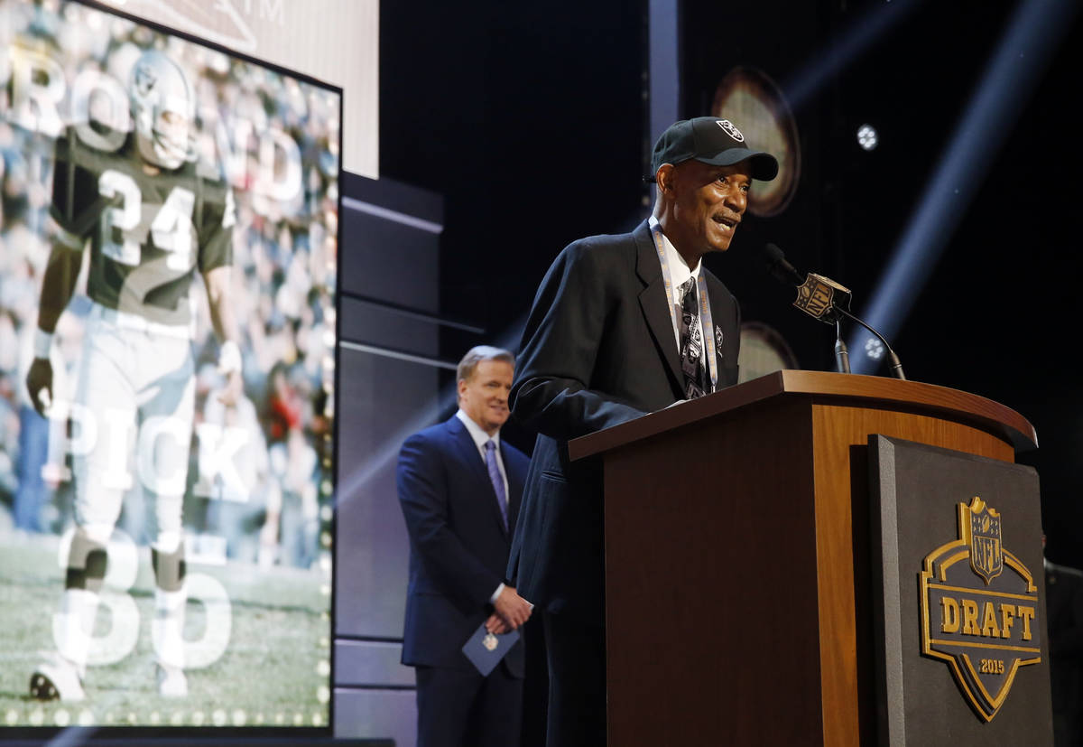 Former Oakland Raiders cornerback Willie Brown announces after the Oakland Raiders selects Flor ...