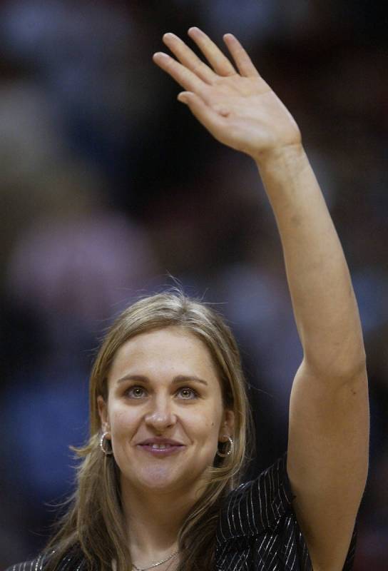 Linda Frohlich during a number retirement ceremony for UNLV women's basketball. (Las Vegas Revi ...
