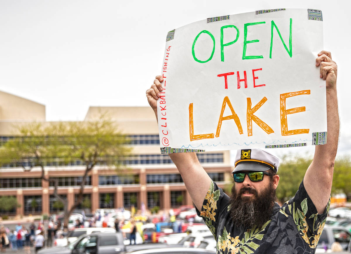 Shawn Hendrix holds a sign protesting the closure of Lake Mead during an event organized by Reo ...