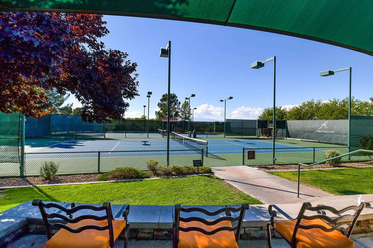 Anthem Country Club has tennis courts. (Huntington & Ellis)