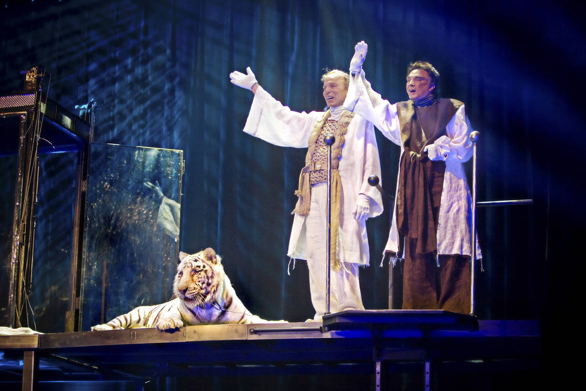 Siegfried and Roy take a final bow with their tiger Montecore after giving a performance during ...