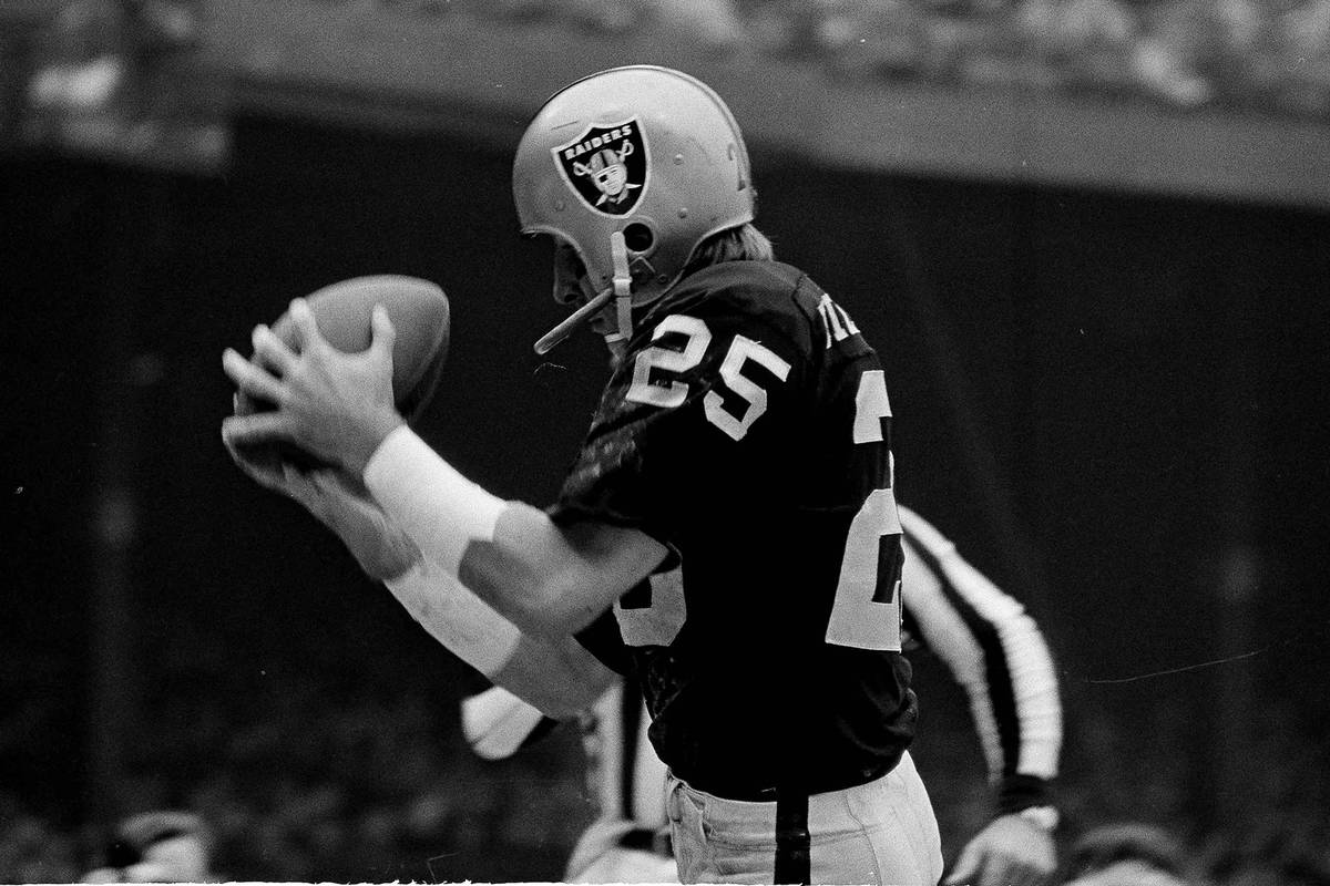 Fred Biletnikoff (25) beats Kansas City's Jim Marsalis to the ball and the end zone to score th ...