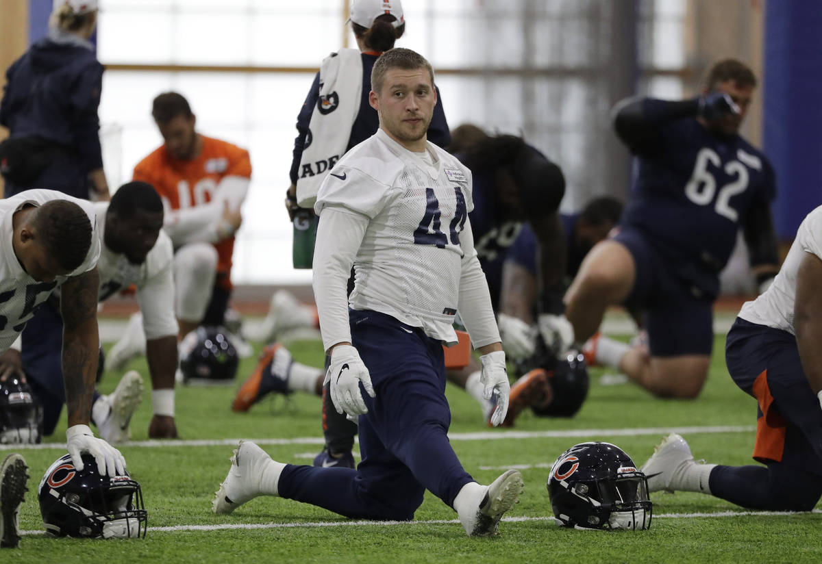 Chicago Bears linebacker Nick Kwiatkoski (44) warms up with teammates at the NFL team's footbal ...
