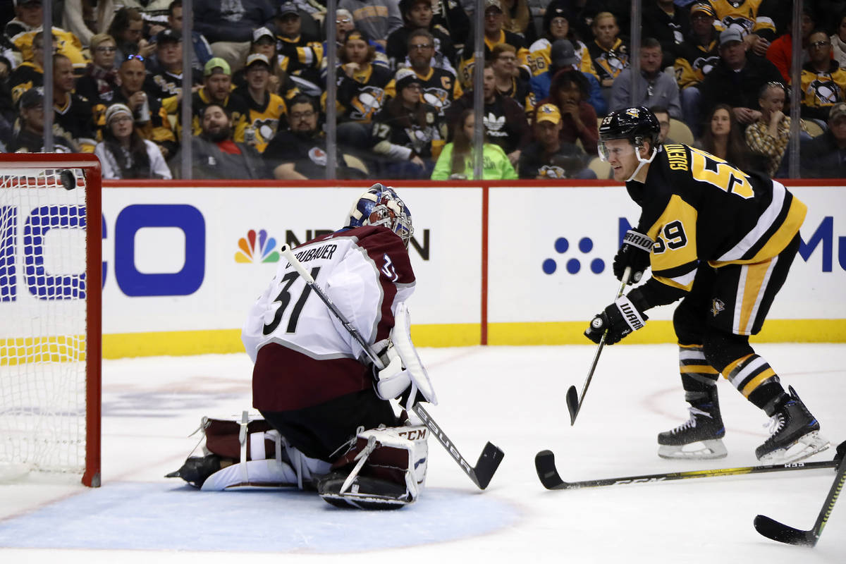 Pittsburgh Penguins' Jake Guentzel (59) scores against Colorado Avalanche goaltender Philipp Gr ...