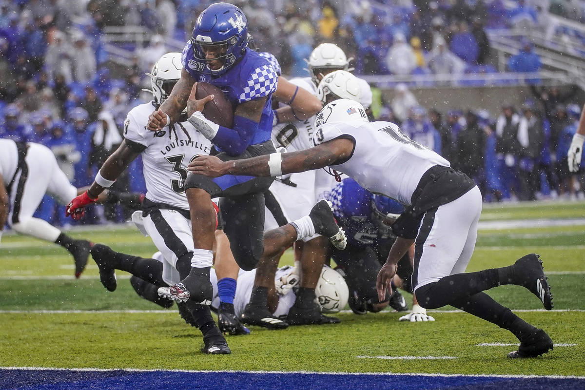 Kentucky quarterback Lynn Bowden Jr. (1) scores a touchdown during the first half of the NCAA c ...