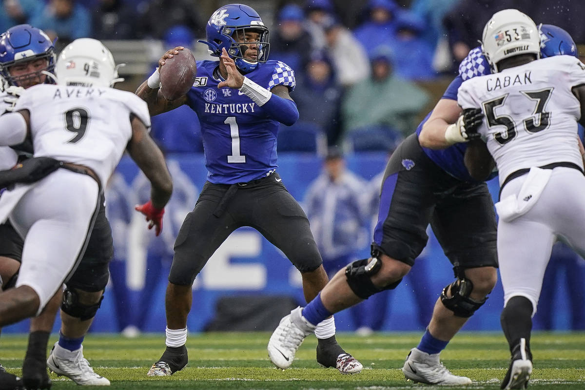 Kentucky quarterback Lynn Bowden Jr. (1) passes the ball during the first half of the NCAA coll ...