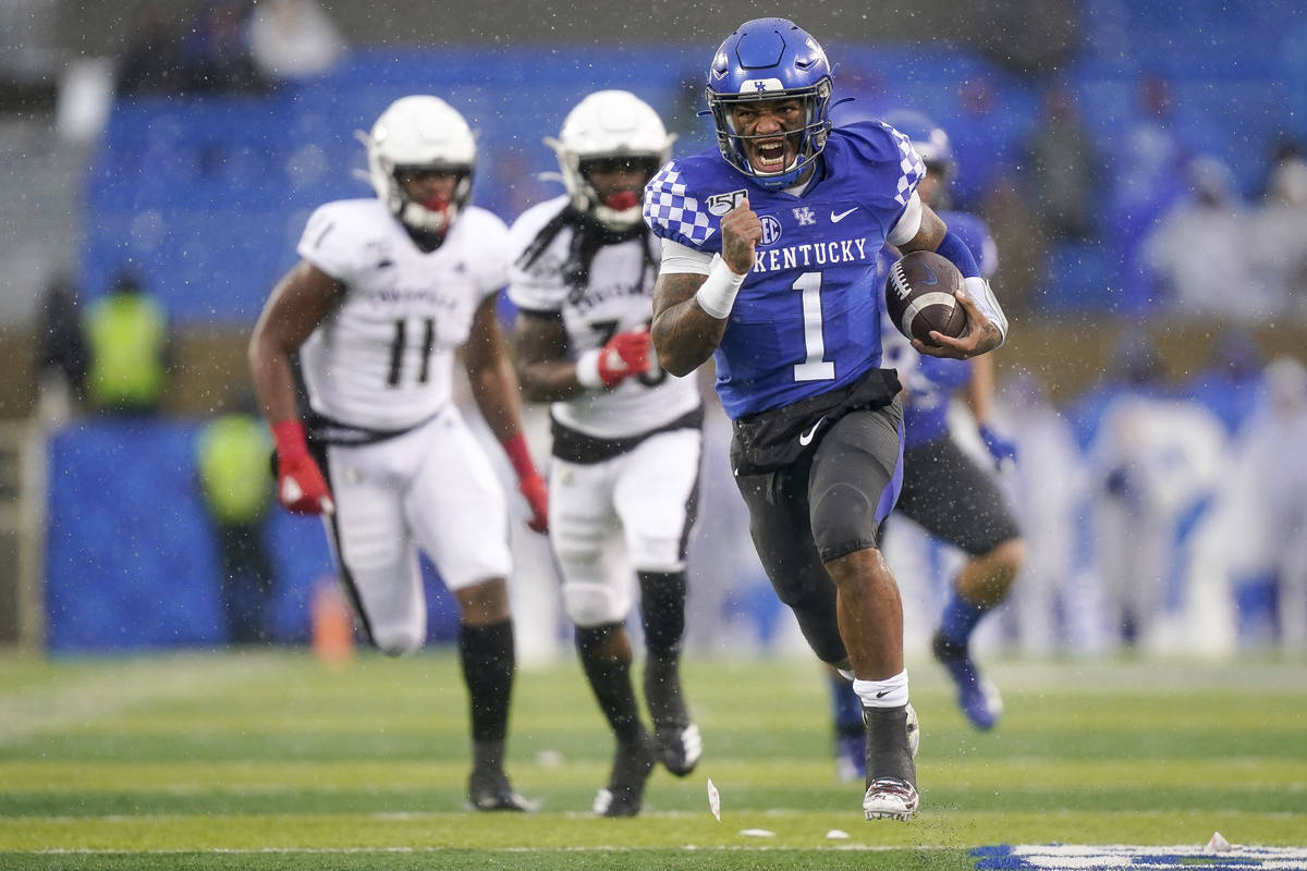 Kentucky quarterback Lynn Bowden Jr. (1) runs for a touchdown during the second half of the NCA ...