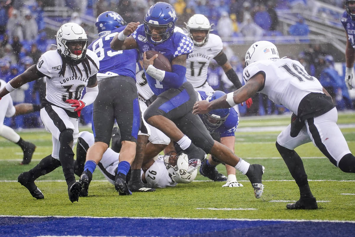 Kentucky quarterback Lynn Bowden Jr. (1) scores a touchdown during the first half of the NCAA c ...