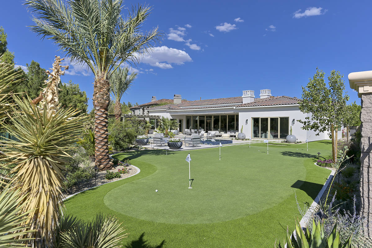 The putting green. (Nartey/Wilner Group, Simply Vegas)