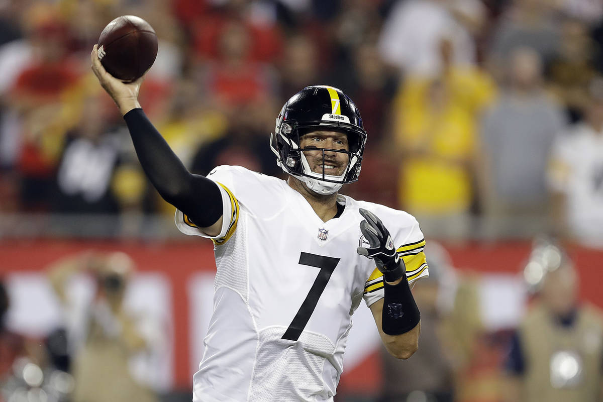 Pittsburgh Steelers quarterback Ben Roethlisberger (7) throws a pass against the Tampa Bay Bucc ...