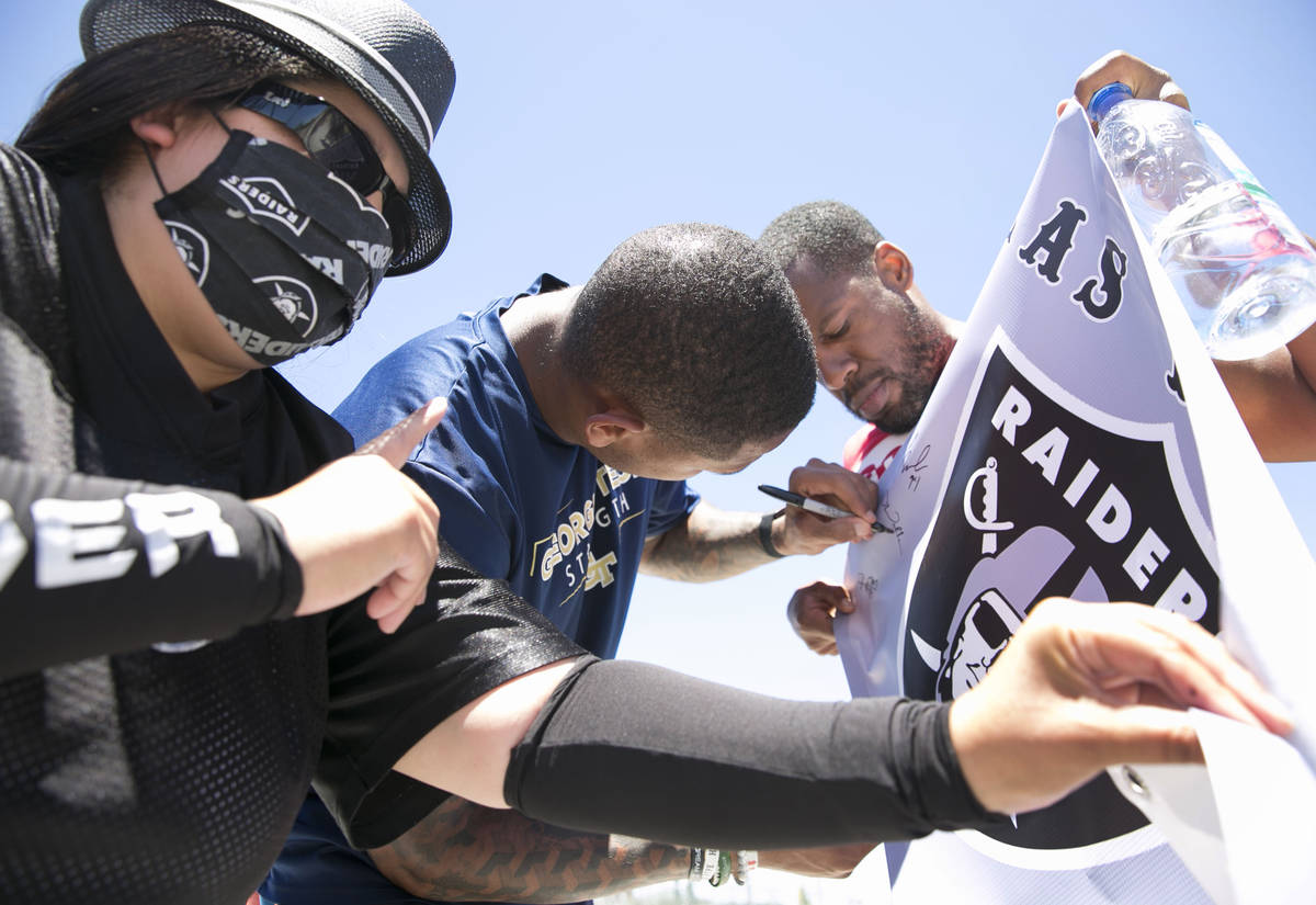 The Las Vegas Raiders tight end Darren Waller signs an autograph for Cynthia Ie, of Las Vegas, ...