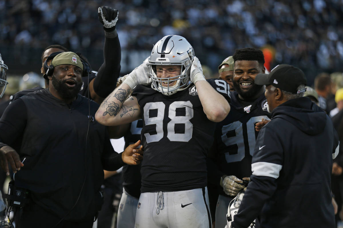 Saturday, November 6, 2022; Jacksonville, FL USA; Las Vegas Raiders  defensive end Maxx Crosby (98) on the line of scrimmage during an NFL game  agains Stock Photo - Alamy