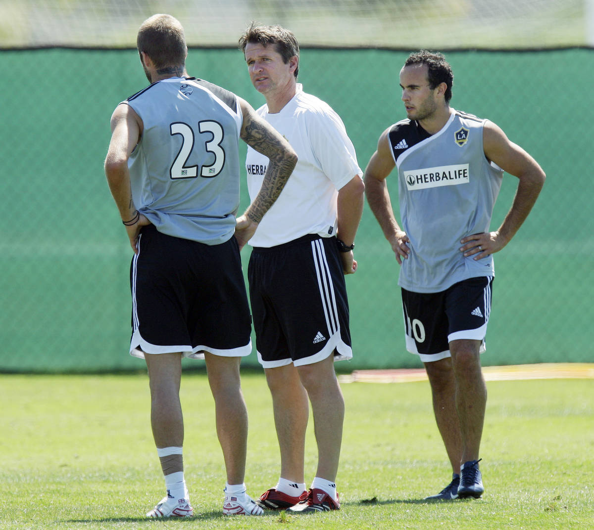 Los Angeles Galaxy coach Frank Yallop, center, talks with David Beckham, left, during soccer pr ...
