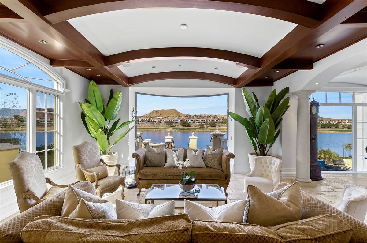The living room has a view of the lake. (Luxurious Real Estate)