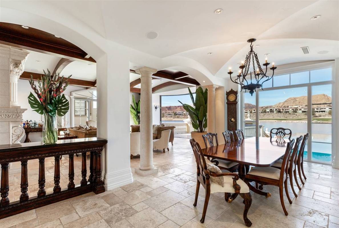 The formal dining room. (Luxurious Real Estate)