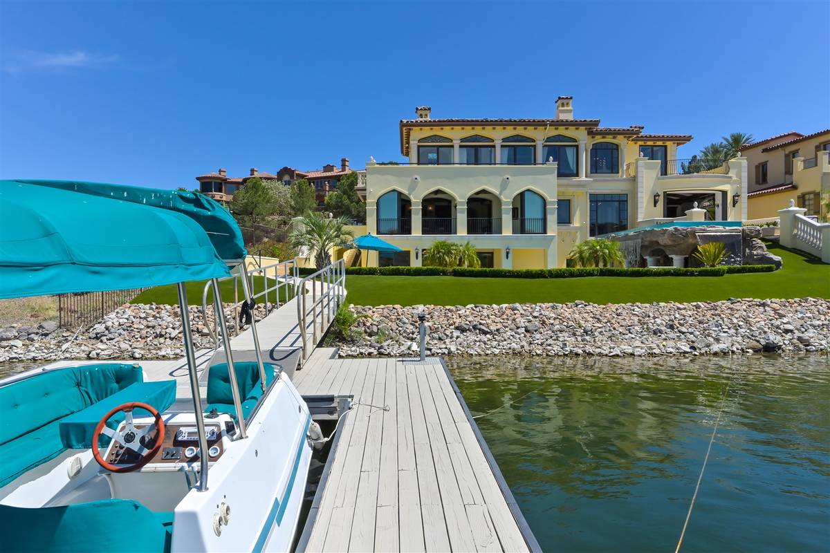 Boat dock. (Luxurious Real Estate)