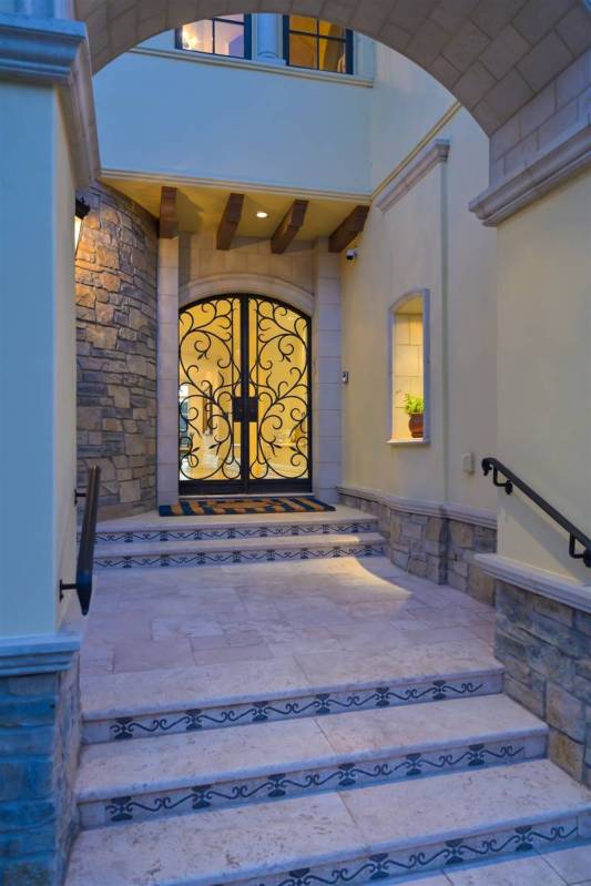 Entrance. (Luxurious Real Estate)