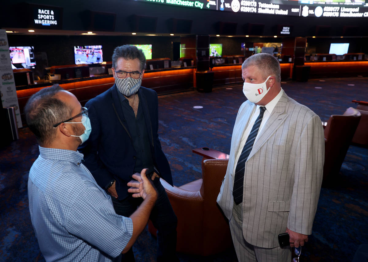 Circa Las Vegas co-owner and CEO Derek Stevens, right, greets Westgate sportsbook vice preside ...