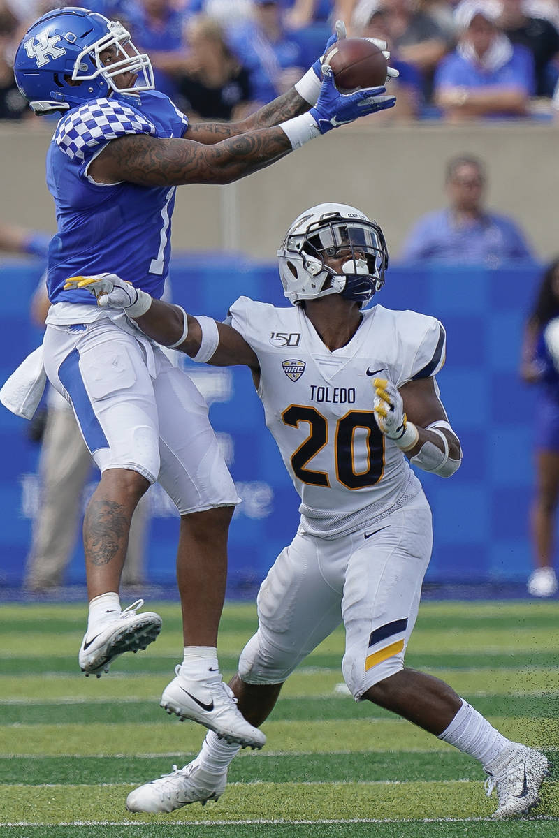 Kentucky wide receiver Lynn Bowden Jr. (1) catches a pass over the head of Toledo safety Saeed ...