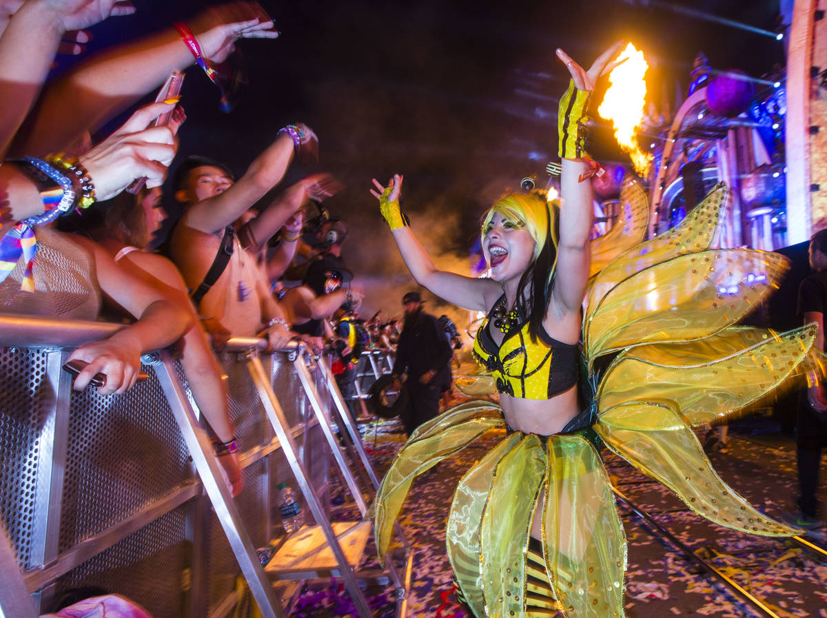 A member of the "bumblebee honeys" entertains attendees at Kinetic Field during the f ...