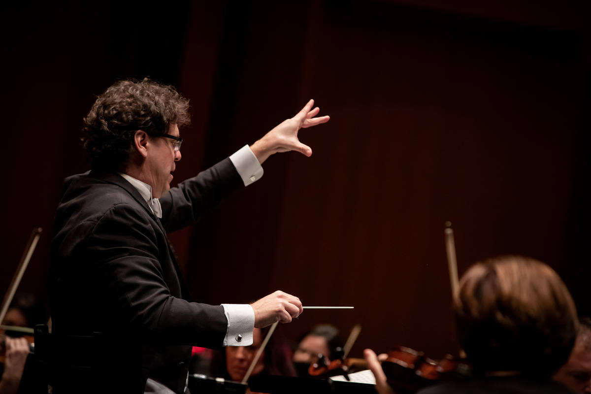 Donato Cabrera conducts the Las Vegas Philharmonic. (Erik Kabik Photography/erikkabik.com)