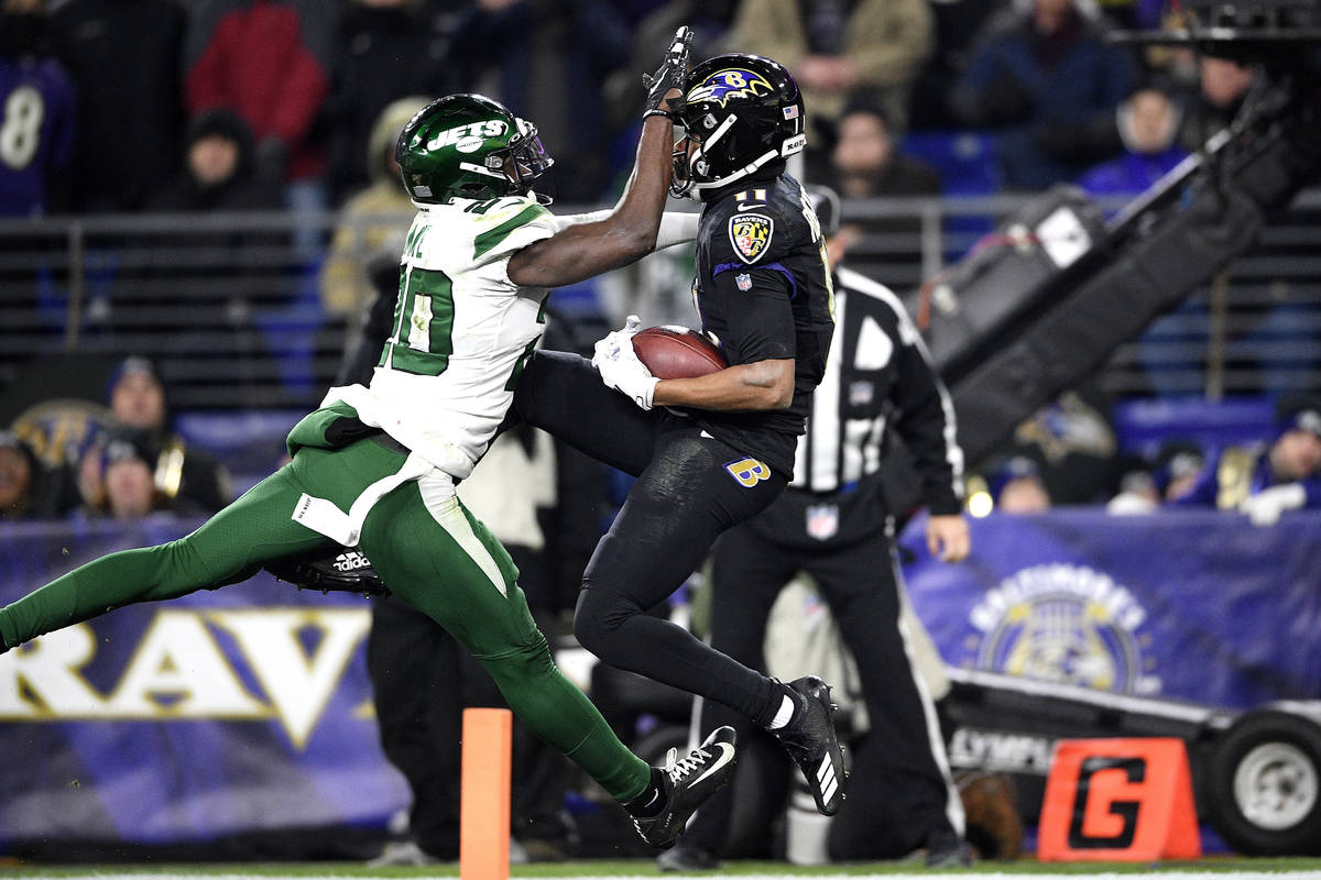 Baltimore Ravens wide receiver Seth Roberts, right, makes a touchdown catch on a pass from quar ...