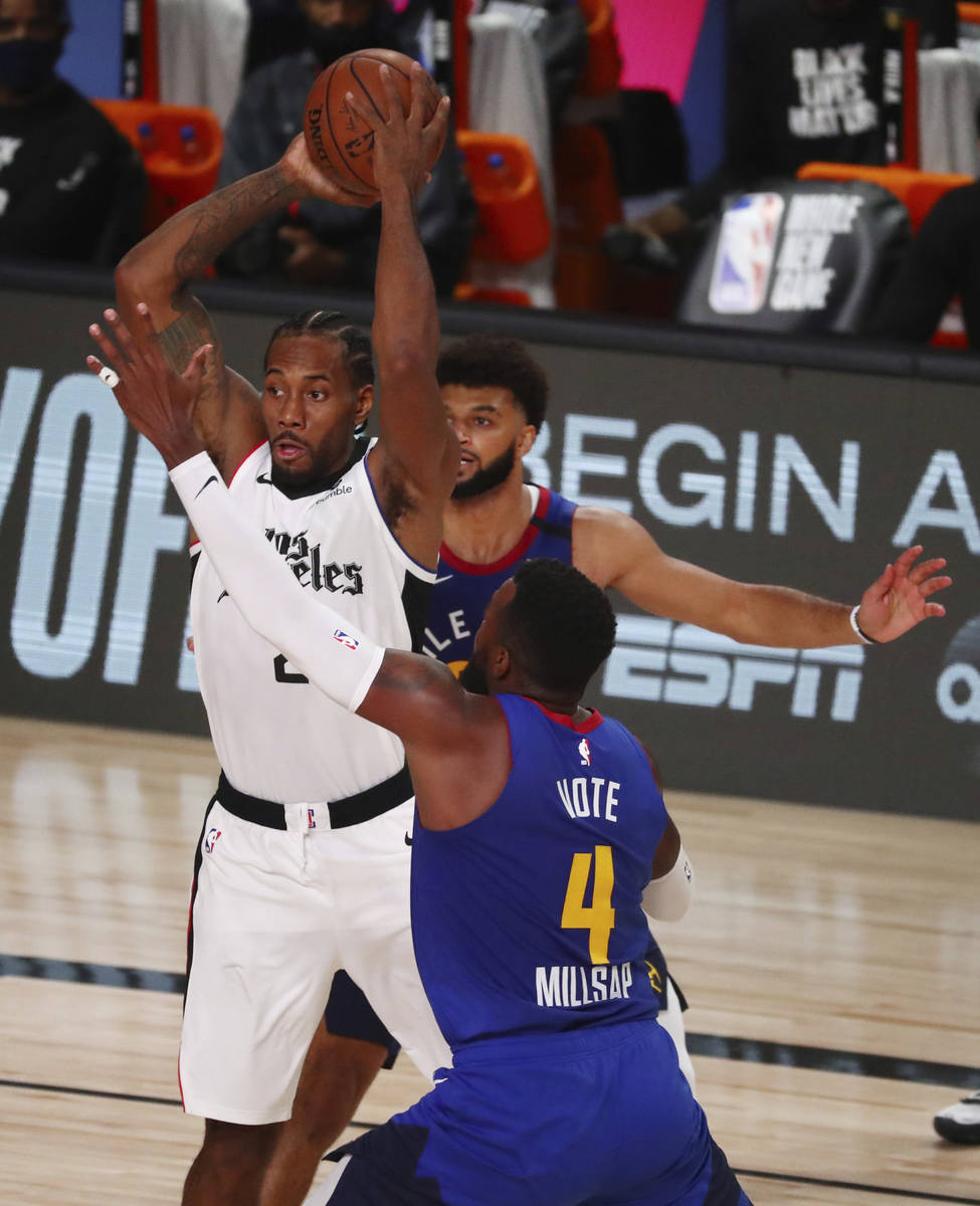Los Angeles Clippers forward Kawhi Leonard (2) is defended by Denver Nuggets forward Paul Mills ...