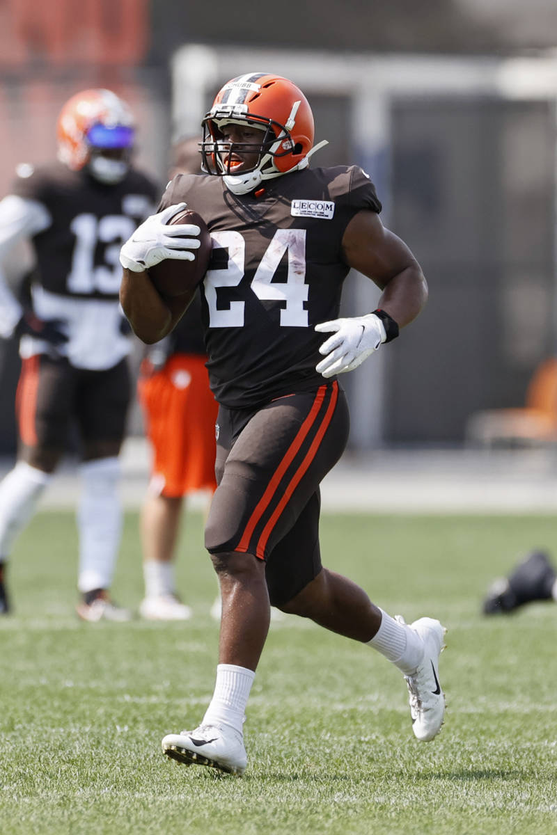 Cleveland Browns running back Nick Chubb runs the ball during practice at the NFL football team ...