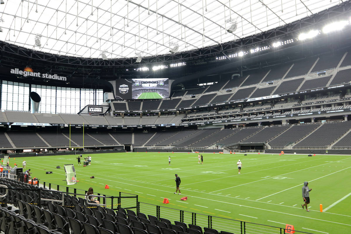 Raiders take the field for the first time at Allegiant Stadium | Las Vegas Review-Journal