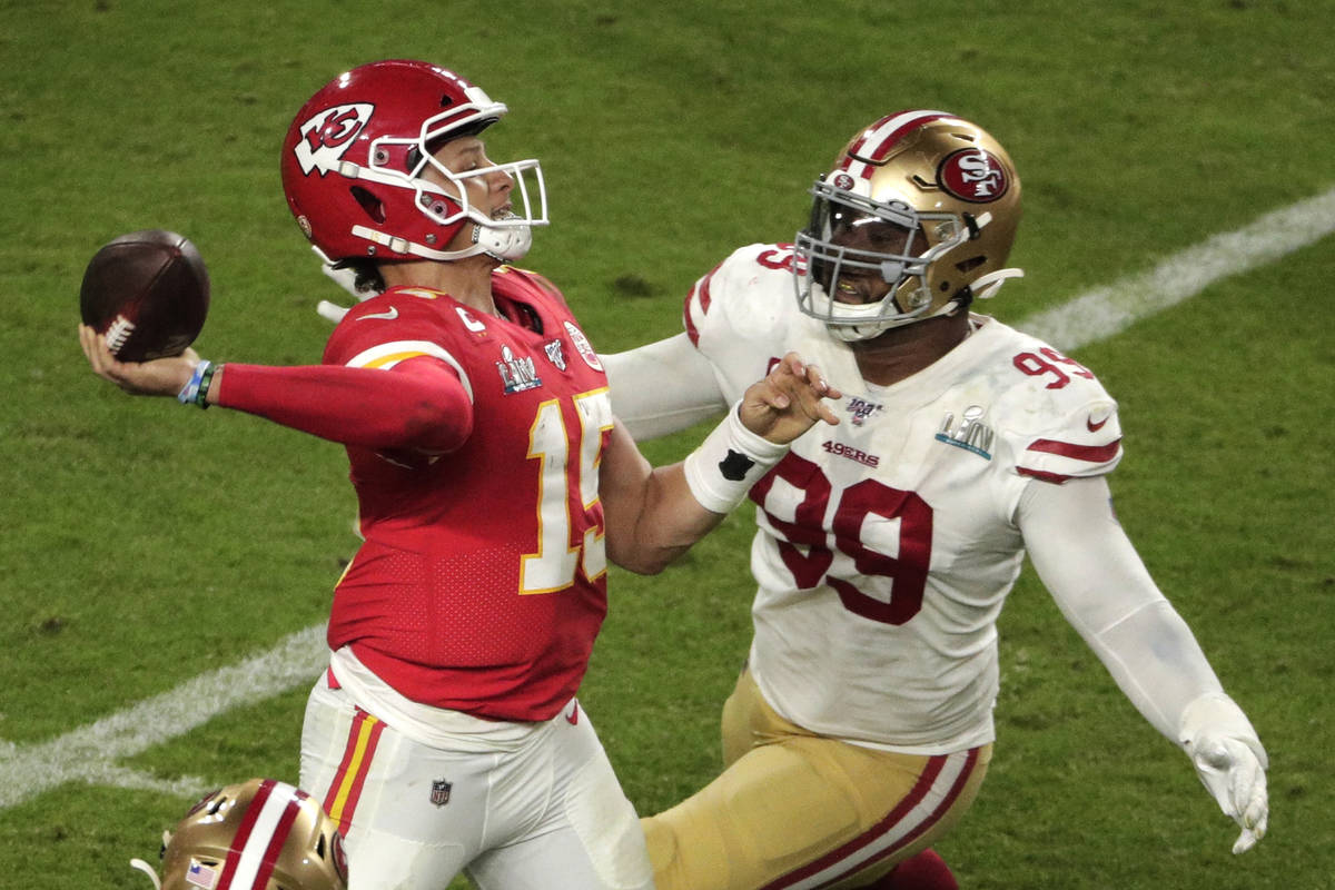 Kansas City Chiefs quarterback Patrick Mahomes (15) aims a pass to Tyreek Hill (10) as San Fran ...