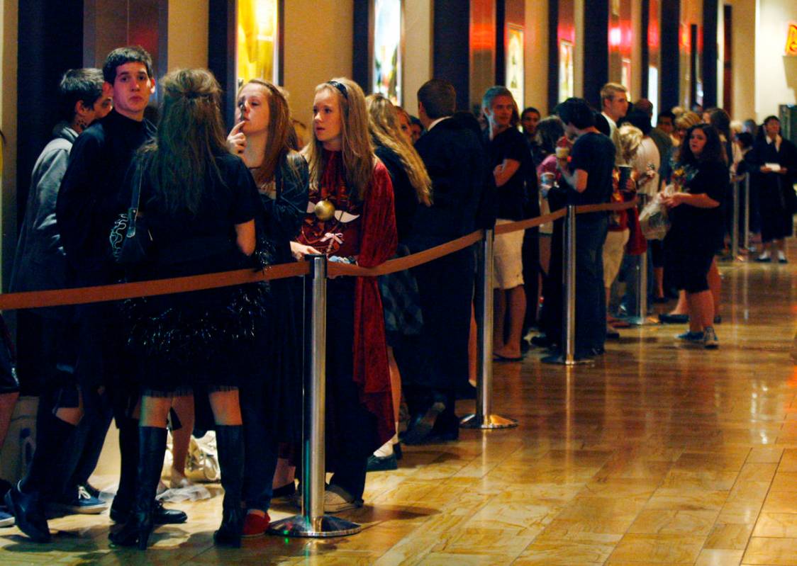 RJ FILE*** JASON BEAN/LAS VEGAS REVIEW-JOURNAL Harry Potter fans stand in a long line leading ...