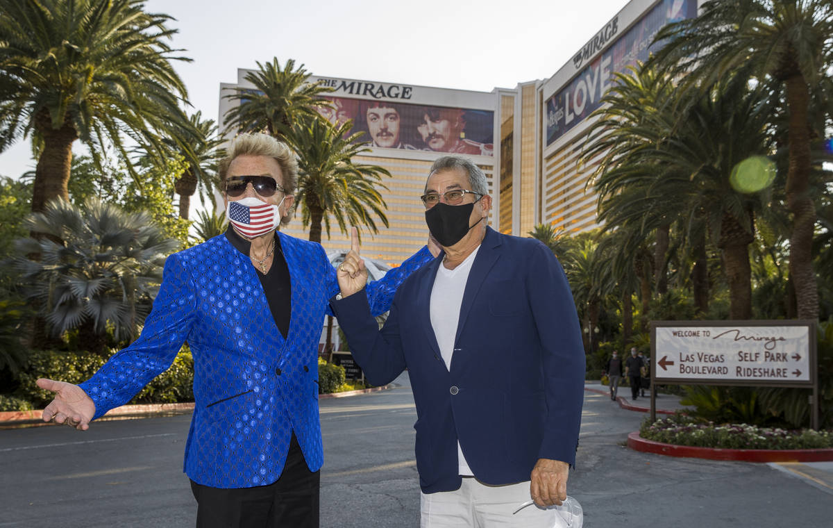 Siegfried Fischbacher, left, joined by Kenny Ortega as the Mirage porte cochere is renamed Sieg ...