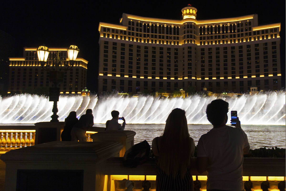 People watch the Fountains of Bellagio on the Las Vegas Strip, July 1, 2020. (Benjamin Hager/La ...
