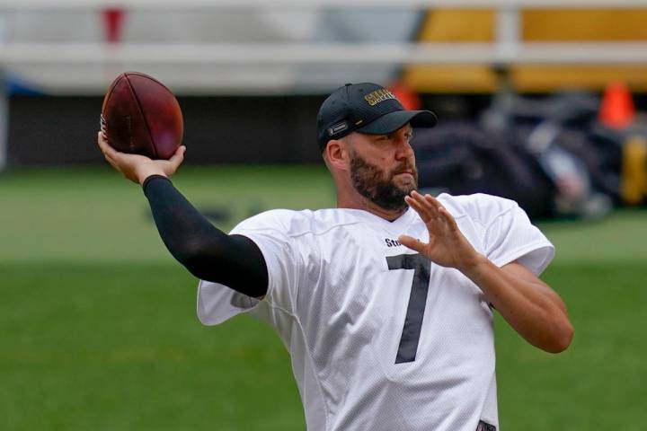 Pittsburgh Steelers quarterback Ben Roethlisberger (7) during an NFL football training camp pra ...