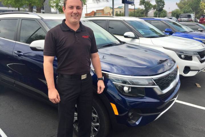 Findlay Kia internet manager Scott Bier poses with a 2021 Kia Seltos. (Findlay)